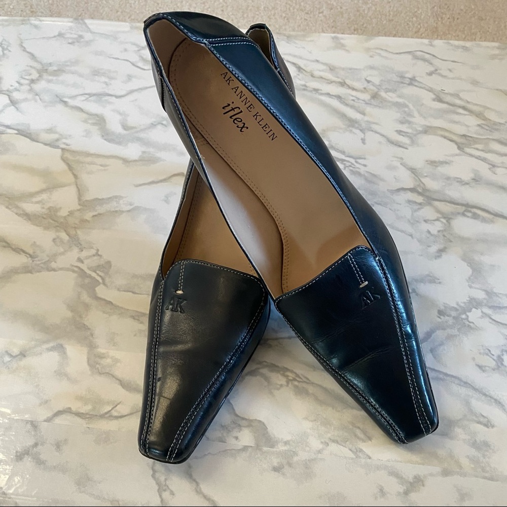 Anne Klein Size 9 black leather pumps